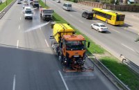 В Киеве дороги начали мыть моющими средствами (ФОТО)