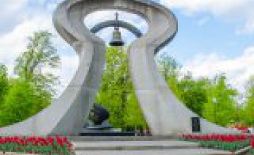 Цветы, свечи и воспоминания о героях: как на Днепропетровщине почтут память ликвидаторов Чернобыльской катастрофы