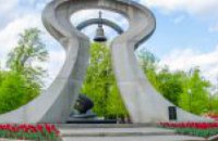 Цветы, свечи и воспоминания о героях: как на Днепропетровщине почтут память ликвидаторов Чернобыльской катастрофы