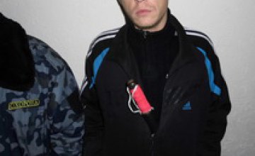 В Синельниково милиция задержала 28-летнего мужчину с наркотиками и текстолитовой дубинкой в рукаве