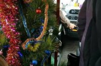 По Днепру ездит маршрутка с украшенной новогодней елкой (ФОТО)