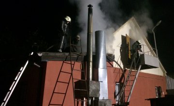 В Сумской области спасатели ликвидировали масштабный пожар в жилом секторе