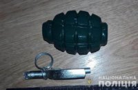 На Киевщине мужчина зашел в магазин с гранатой и угрожал её взорвать
