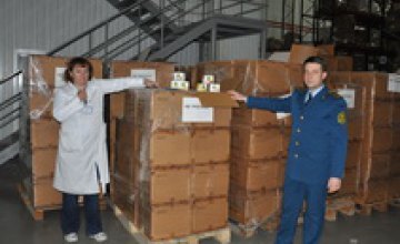 Днепропетровские таможенники передали больнице им. Мечникова 40 тыс. упаковок лекарства от кашля (ФОТО)