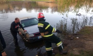 В Кропивницкой области автомобиль слетел в реку 