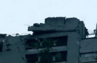  В Луганске снаряд снес крышу 9-этажного дома (ФОТО, ВИДЕО)