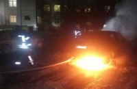 Ночью в Днепре сгорел припаркованный во дворе автомобиль (ФОТО, ВИДЕО)