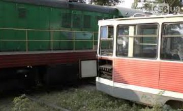 В Днепре трамвай врезался в грузовой поезд: погиб человек