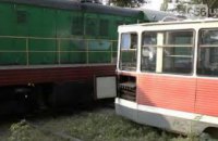 В Днепре трамвай врезался в грузовой поезд: погиб человек