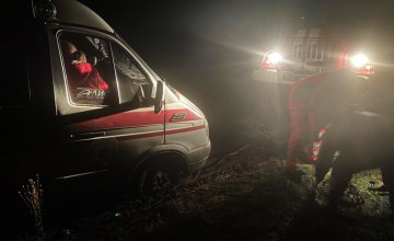 В Криворожском районе спасатели вытащили из грязи машину скорой помощи