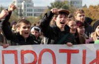 Возле Верховной Рады протестуют против закона о языковой политике