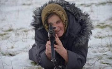 Во Львове 68-летняя бабушка прошла курсы по стрельбе из автомата (ФОТО)