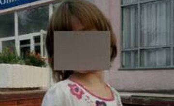 В Полтаве 6-летняя девочка сбежала из дома из-за пьянства родителей
