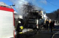В Днепре в Новокадацком районе посреди улицы загорелся грузовик (ФОТО)