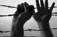 В Криворожской исправительной колонии заключенному воротами отбило палец 