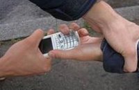 На днепропетровском автовокзале у мужчины отобрали мобильный