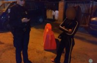 В Днепре женщина украла дорожный строительный конус (ФОТО)