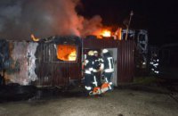 В Днепре на Донецком шоссе сгорел шиномонтаж (ФОТО, ВИДЕО)