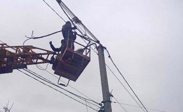 Енергетики ДТЕК повернули світло після обстрілів ще для 1,8 тисячі родин Дніпропетровщини
