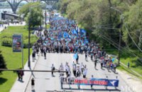 Десятки тысяч днепропетровцев вышли на Марш Победы 9 мая 