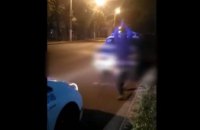 В Одессе пьяный водитель разбил топором свое авто (ВИДЕО)