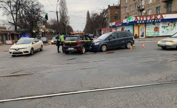 Под Днепром легковушка влетела в автомобиль службы охраны (ФОТО)