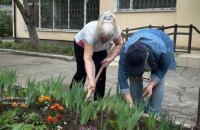 Толока  #Дніпро_квітучий до Дня довкілля: у Дніпрі підопічні з працівниками терцентру висадили квіти та прибрали територію