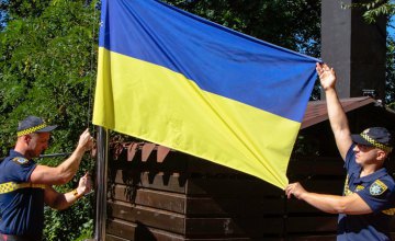 У Дніпрі на Монастирському острові вперше підняли Державний Прапор України