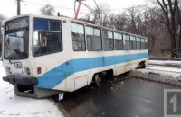 На Днепропетровщине трамвай сошел с рельс и перекрыл дорогу (ФОТО)