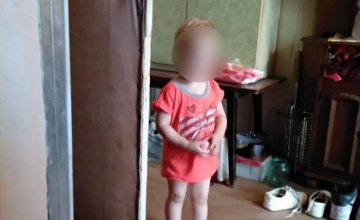 В Днепре соседи вызвали полицию к пьяной в стельку молодой матери, которая бросила дома 2-летнюю дочь (ФОТО)