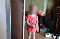 В Днепре соседи вызвали полицию к пьяной в стельку молодой матери, которая бросила дома 2-летнюю дочь (ФОТО)