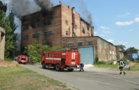 В Днепре ликвидировали пожар на территории предприятия (ВИДЕО)
