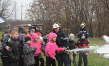 В Днепропетровске дети вместе со спасателями «тушили» пожар (ФОТО)