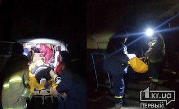 Ночью в Кривом Роге пожарные помогли медикам госпитализировать пенсионерку с травмой головы