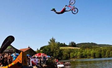 ​Днепрян приглашают на соревнования в прыжках в воду на велосипедах, самокатах и роликах