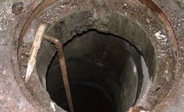 В Черкасской области двое людей отравились неизвестным газом в канализационном колодезе