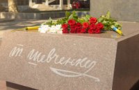 У День Конституції у Дніпрі поклали квіти до пам’ятника молодому Тарасу Шевченку (ФОТОРЕПОРТАЖ)