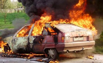 В Днепре на Набережной Победы сгорел автомобиль
