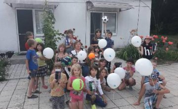 Фонд Вилкула передал спортивное снаряжение детскому лагерю «Дивосвіт», где отдыхают дети из малоимущих и многодетных семей