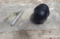 На Днепропетровщине мужчина пришел в бар с гранатой и приставал к посетителям
