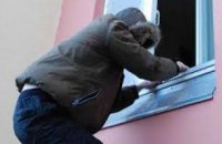 В Марганце полицейские «на горячем» задержали серийного вора-домушника