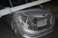 В Днепропетровске на машину упала телефонная электроопора: водитель госпитализирован