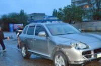 В Крыму Porsche Cayenne насмерть сбил туристку, вышедшую из автобуса во время остановки (ФОТО)
