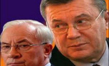 Виктор Янукович принял отставку Азарова