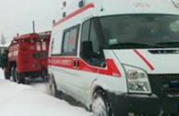 Днепропетровские спасатели вытащили из сугроба застрявший автомобиль «скорой» 