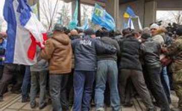 Турчинов поручил силовикам принять меры для наказания захватчиков админзданий в Крыму