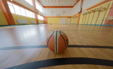 В Днепре продолжают капитальный ремонт спортивных залов в школах