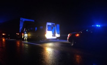 В Криворожском районе микроавтобус столкнулся с грузовиком: водитель «Mercedes-Sprinter» оказался заблокированным в машине