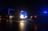В Криворожском районе микроавтобус столкнулся с грузовиком: водитель «Mercedes-Sprinter» оказался заблокированным в машине