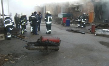 В Никополе горела мастерская по ремонту техники